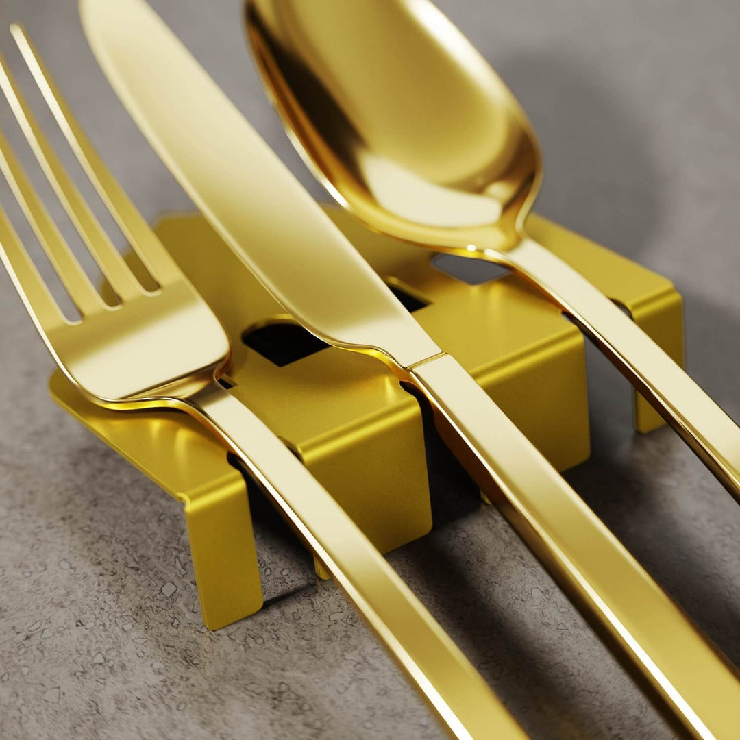 Altın renk Minimalist Kubbe metal çatal bıçak tutucu, yakın çekimde altın renkli çatal, bıçak ve kaşıkla birlikte