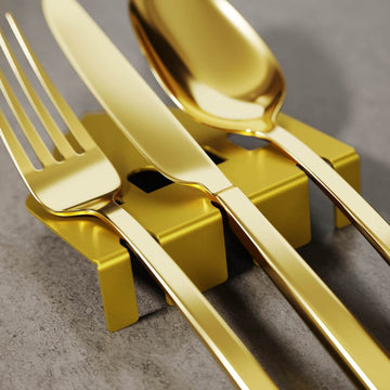 Altın renk Minimalist Kubbe metal çatal bıçak tutucu, yakın çekimde altın renkli çatal, bıçak ve kaşıkla birlikte
