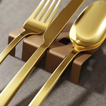 Bakır renk Minimalist Kubbe metal çatal bıçak tutucu, yakın çekimde altın renkli çatal, bıçak ve kaşıkla birlikte