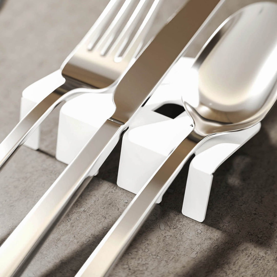 Beyaz renk Minimalist Kubbe metal çatal bıçak tutucu, yakın çekimde gümüş renkli çatal, bıçak ve kaşıkla birlikte