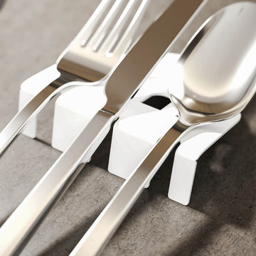 Beyaz renk Minimalist Kubbe metal çatal bıçak tutucu, yakın çekimde gümüş renkli çatal, bıçak ve kaşıkla birlikte