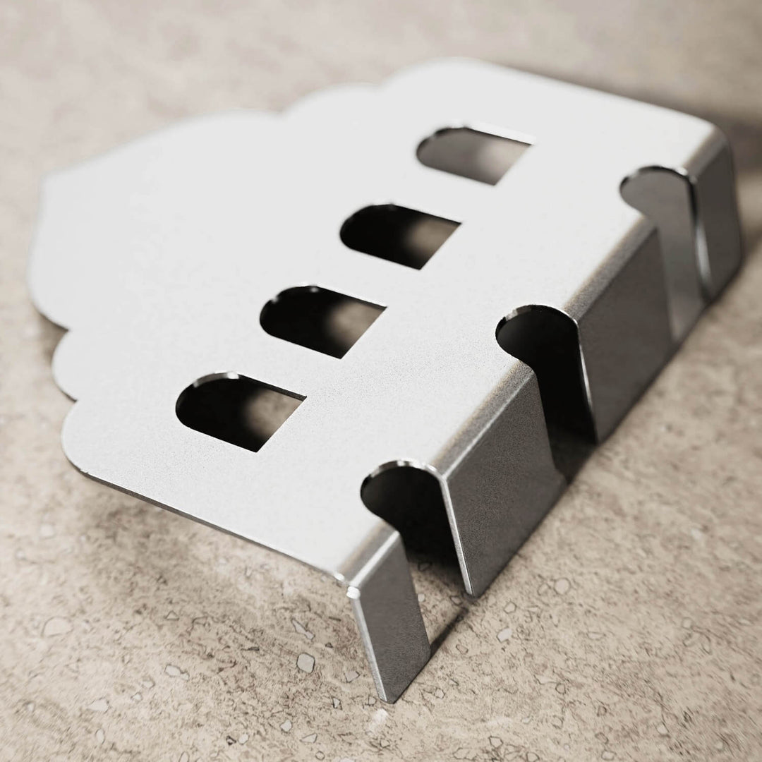 Gümüş renk Minimalist Kubbe metal çatal bıçak tutucu, yandan açılı görünüm