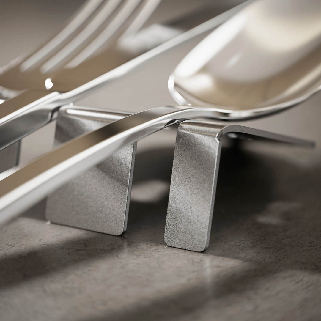Gümüş renk Minimalist Kubbe metal çatal bıçak tutucu, yakın çekimde gümüş renkli çatal, bıçak ve kaşıkla birlikte
