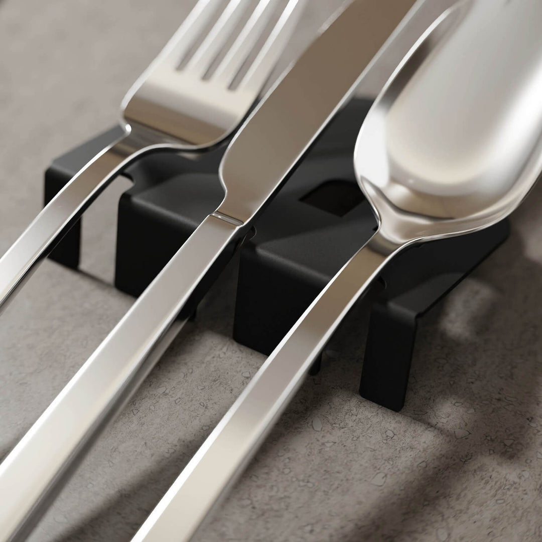 Siyah renk Minimalist Kubbe metal çatal bıçak tutucu, yakın çekimde gümüş renkli çatal, bıçak ve kaşıkla birlikte