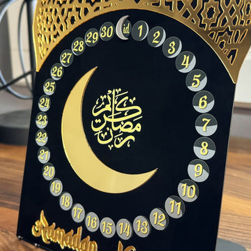 Ramazan takviminde 1 ile 30 arasında numaralı mıknatıslı günler ve altın hilalin yakın çekimi
