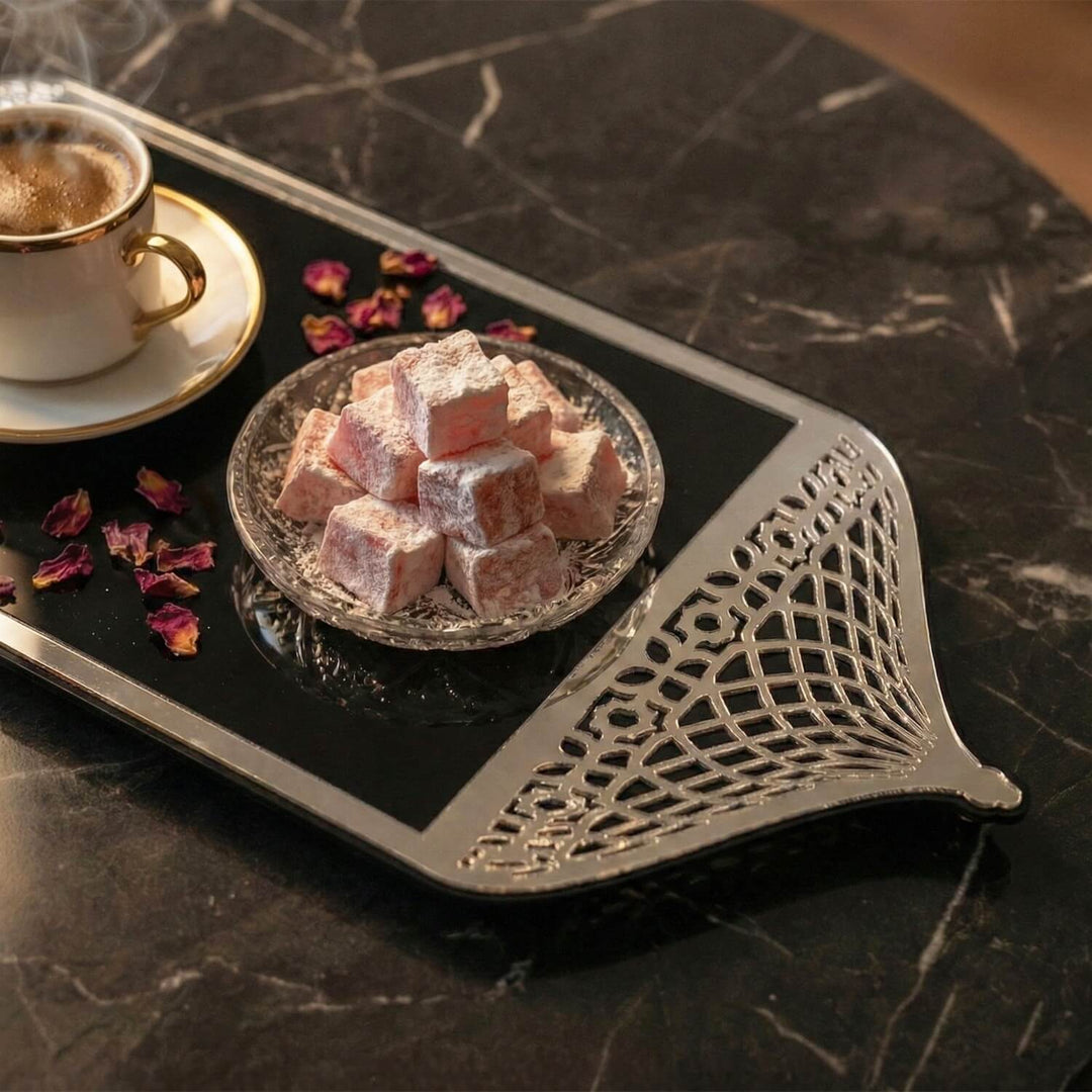 mihrap tasarim gumus pleksi islemeli siyah akrilik tepsi uzerinde kahve ve lokum sunumu islamicwallarttr