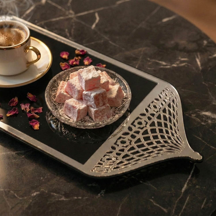 mihrap tasarim gumus pleksi islemeli siyah akrilik tepsi uzerinde kahve ve lokum sunumu islamicwallarttr