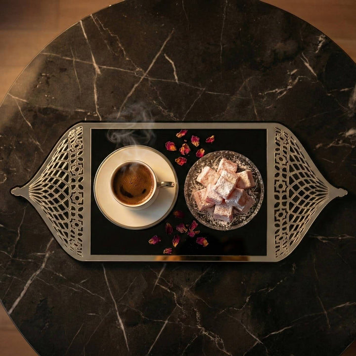 gumus pleksi islemeli siyah akrilik mihrap tasarim tepsisindeki kahve ve lokum sunumunun kus bakisi gorunumu islamicwallarttr