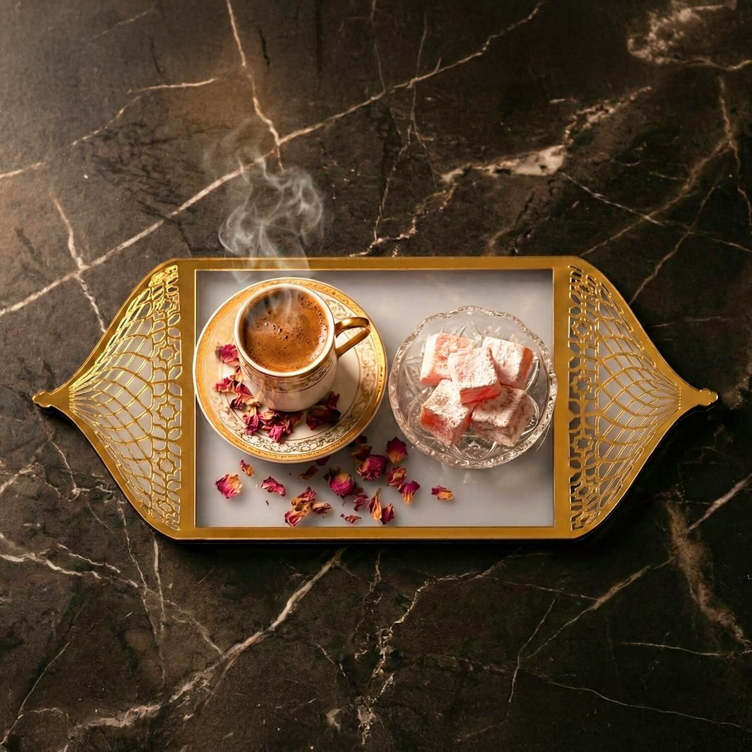 altin pleksi islemeli buzlu akrilik mihrap tasarim tepsisindeki kahve ve lokum sunumunun kus bakisi gorunumu islamicwallarttr