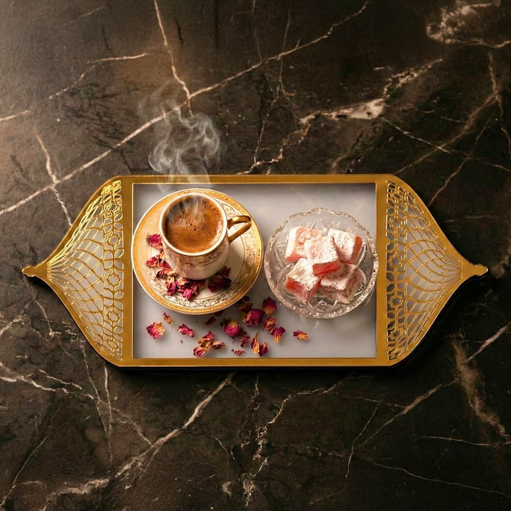 altin pleksi islemeli buzlu akrilik mihrap tasarim tepsisindeki kahve ve lokum sunumunun kus bakisi gorunumu islamicwallarttr