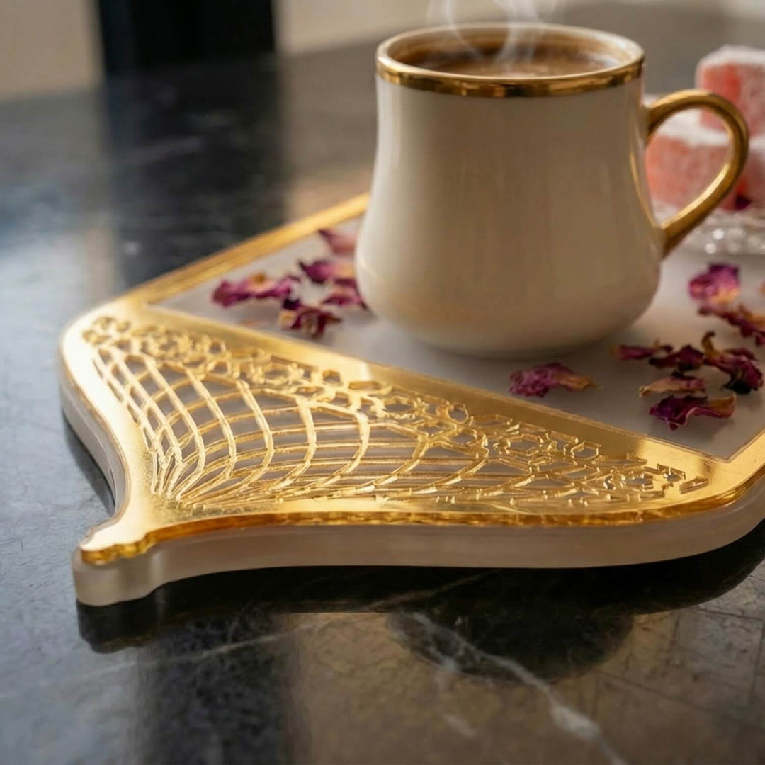 buzlu akrilik sunum tepsisi uzerindeki mihrap formundaki altin pleksinin iscilik ve tasarimi kusursuzdur ilamicwallarttr