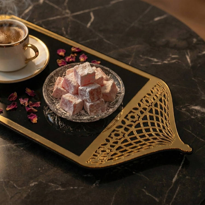 mihrap tasarim altin pleksi islemeli siyah akrilik tepsi uzerinde kahve ve lokum sunumu islamicwallarttr