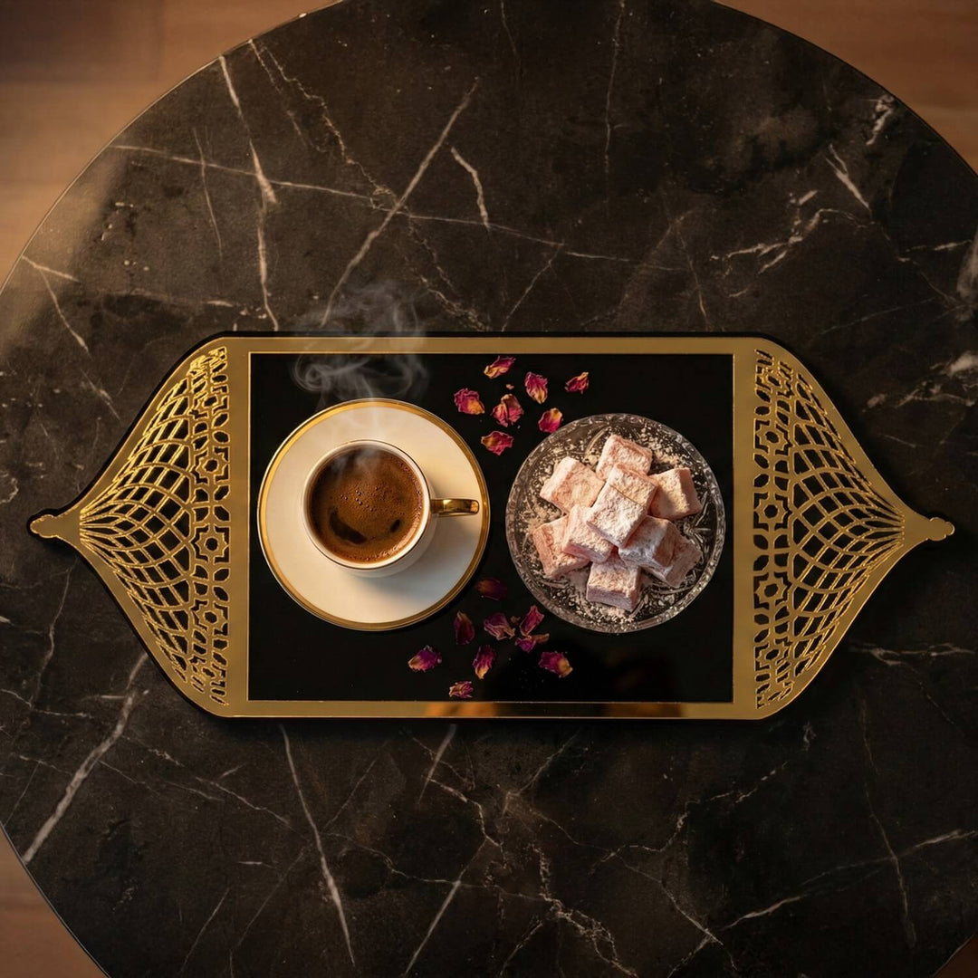 altin pleksi islemeli siyah akrilik mihrap tasarim tepsisindeki kahve ve lokum sunumunun kus bakisi gorunumu islamicwallarttr