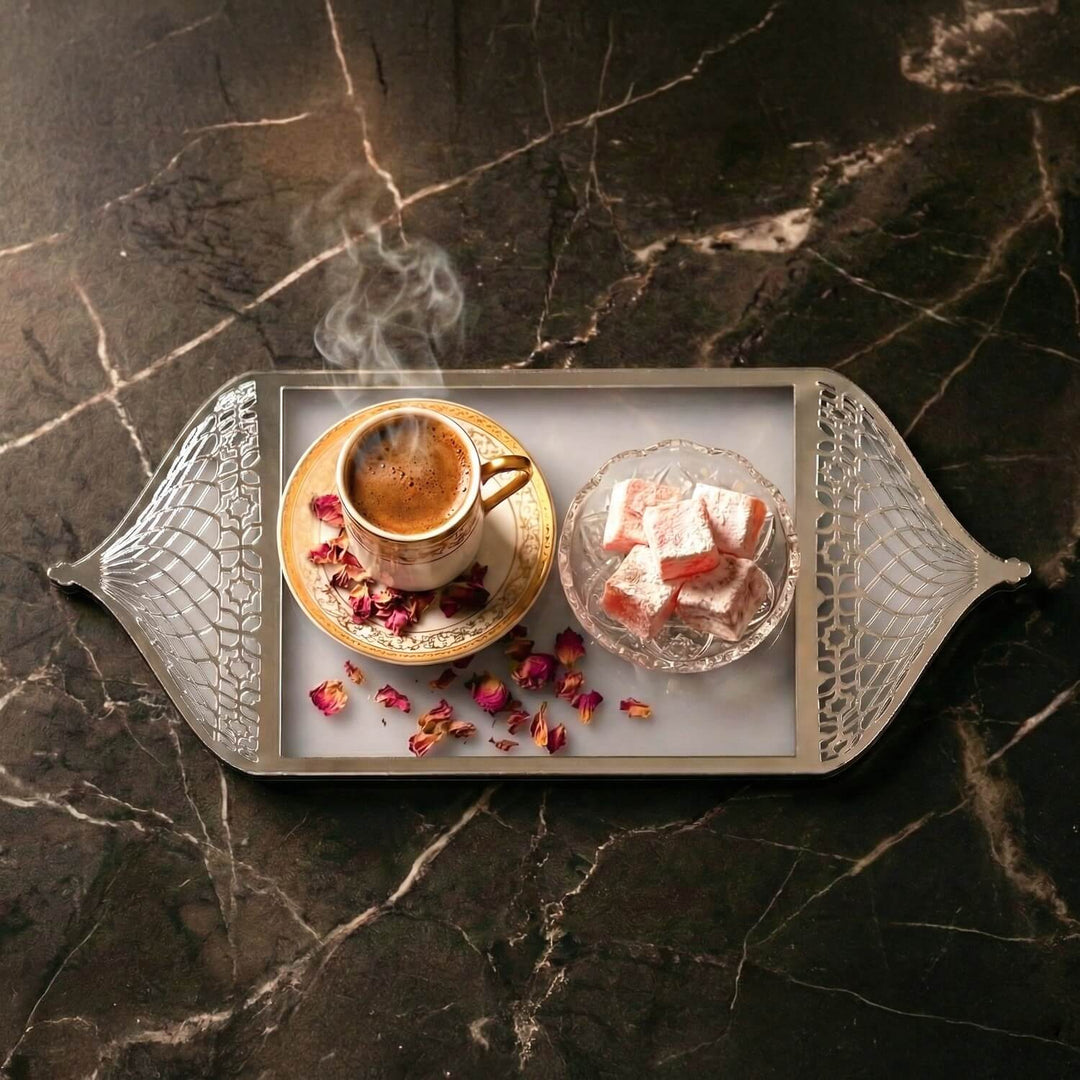 gumus pleksi islemeli buzlu akrilik mihrap tasarim tepsisindeki kahve ve lokum sunumunun kus bakisi gorunumu islamicwallarttr