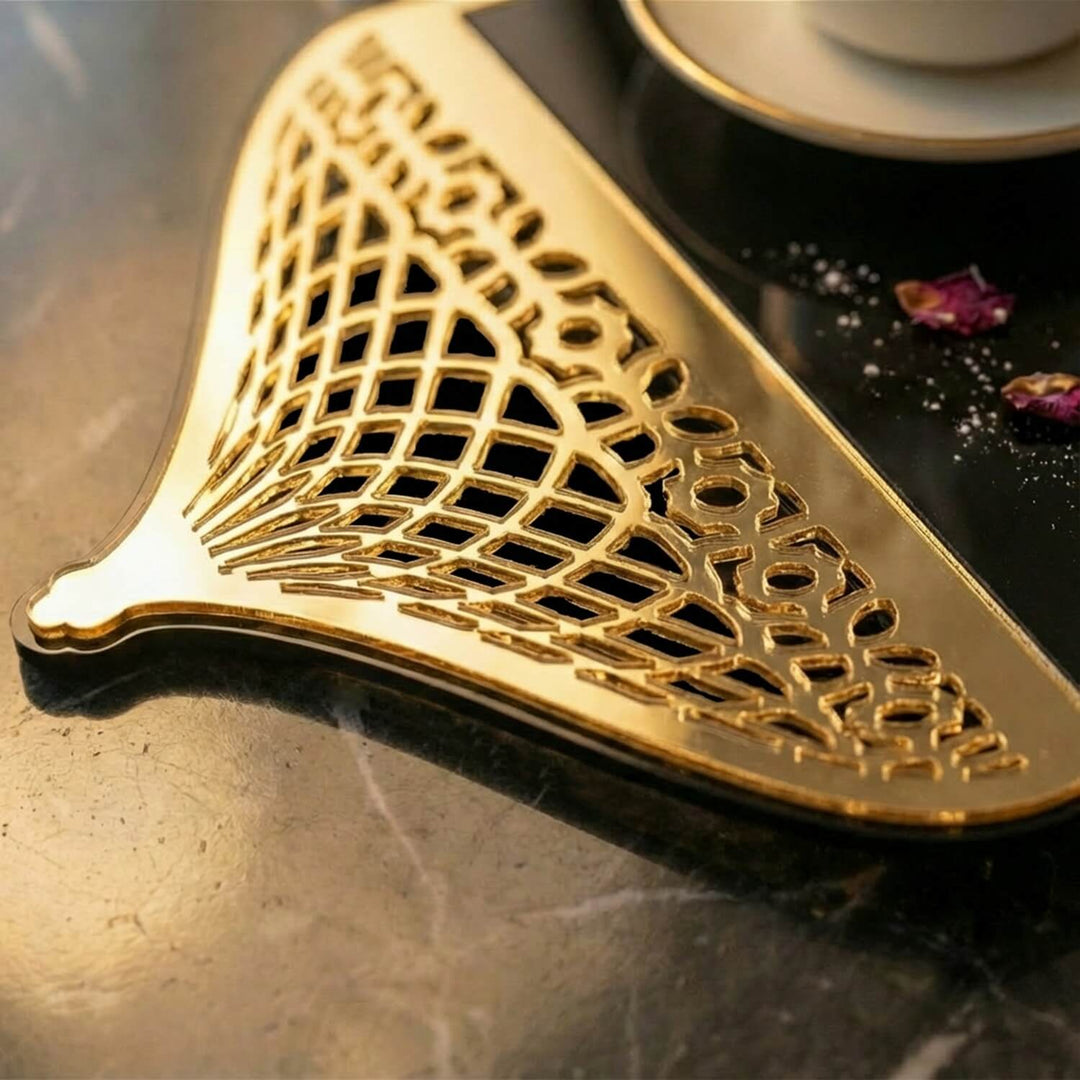 siyah akrilik sunum tepsisi uzerindeki mihrap formundaki altin pleksinin iscilik ve tasarimi kusursuzdur ilamicwallarttr