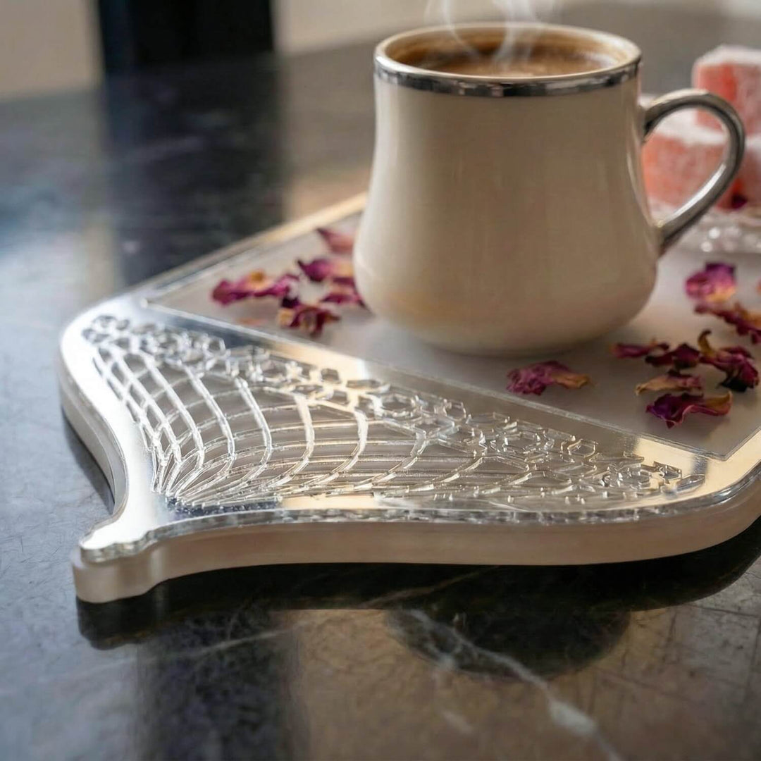 buzlu akrilik sunum tepsisi uzerindeki mihrap formundaki gumus pleksinin iscilik ve tasarimi kusursuzdur ilamicwallarttr