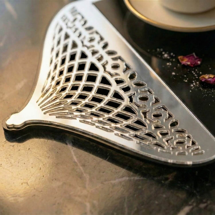 siyah akrilik sunum tepsisi uzerindeki mihrap formundaki gumus pleksinin iscilik ve tasarimi kusursuzdur ilamicwallarttr