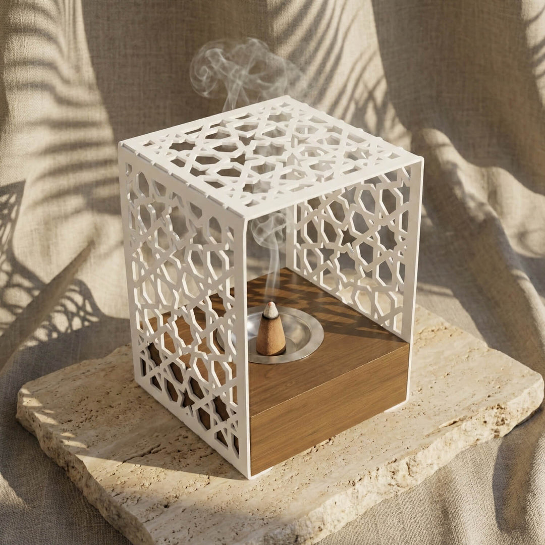 Ahşap Standlı Metal Tütsülük – İslami Motifli Rustik Tasarım