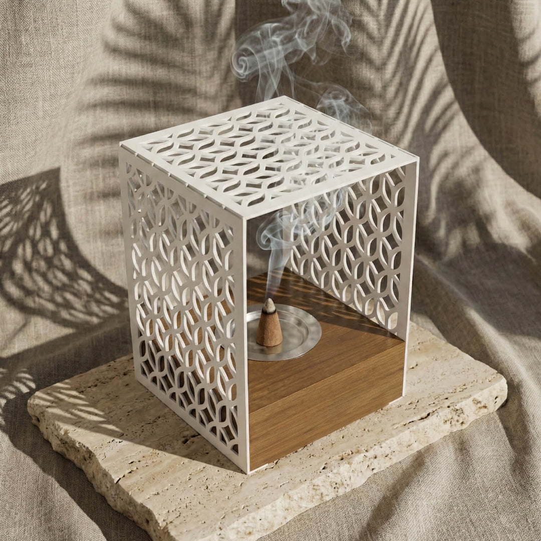 Ahşap Standlı Metal Tütsülük – Geometrik Motifli Minimalist Tasarım