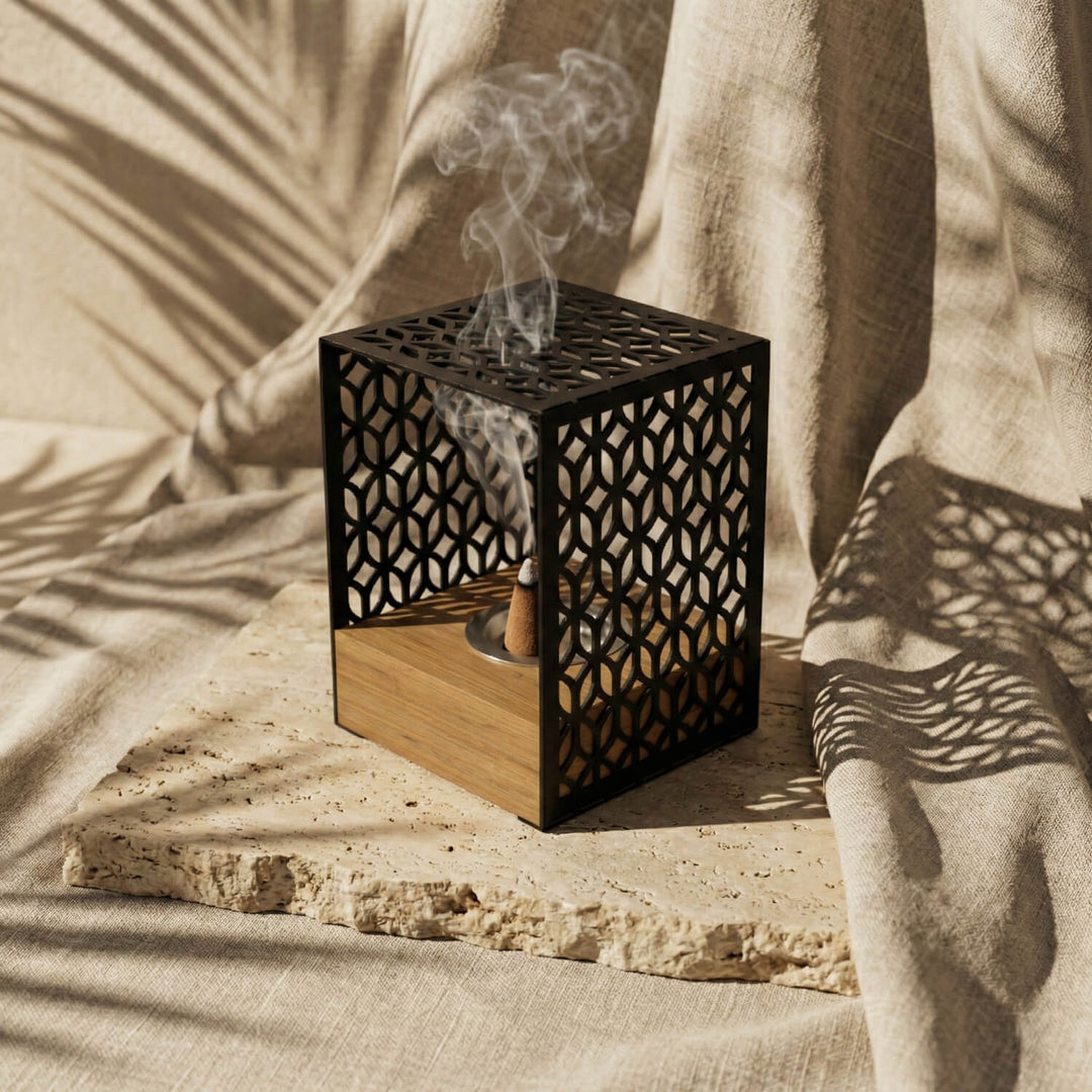 Ahşap Standlı Metal Tütsülük – Geometrik Motifli Minimalist Tasarım