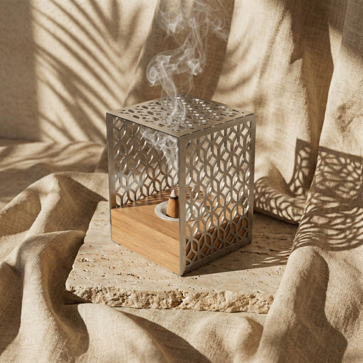 Ahşap Standlı Metal Tütsülük – Geometrik Motifli Minimalist Tasarım