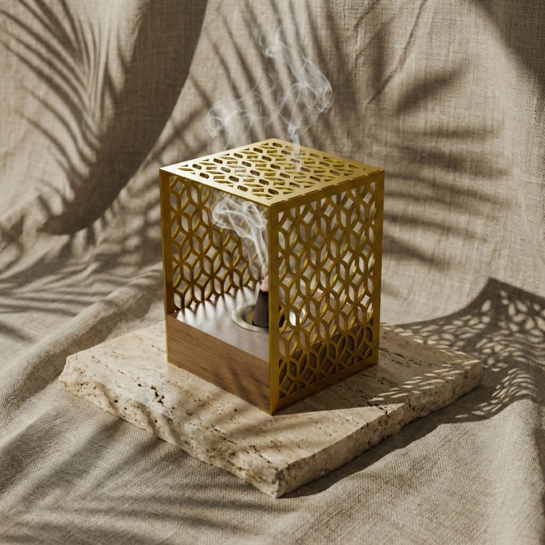 Ahşap Standlı Metal Tütsülük – Geometrik Motifli Minimalist Tasarım