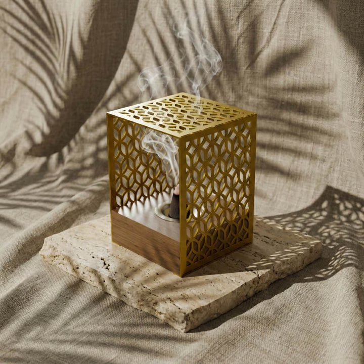 Ahşap Standlı Metal Tütsülük – Geometrik Motifli Minimalist Tasarım