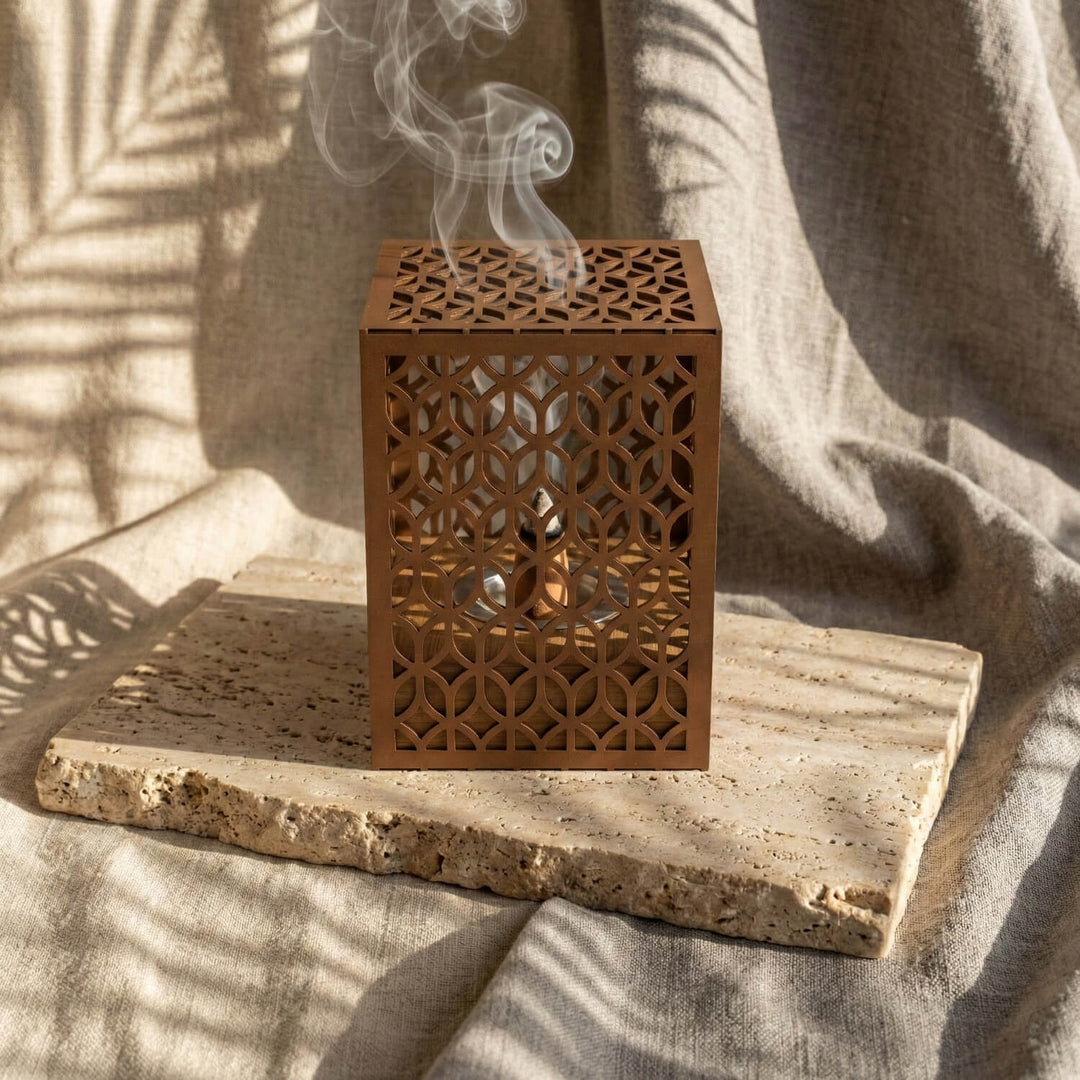 Ahşap Standlı Metal Tütsülük – Geometrik Motifli Minimalist Tasarım