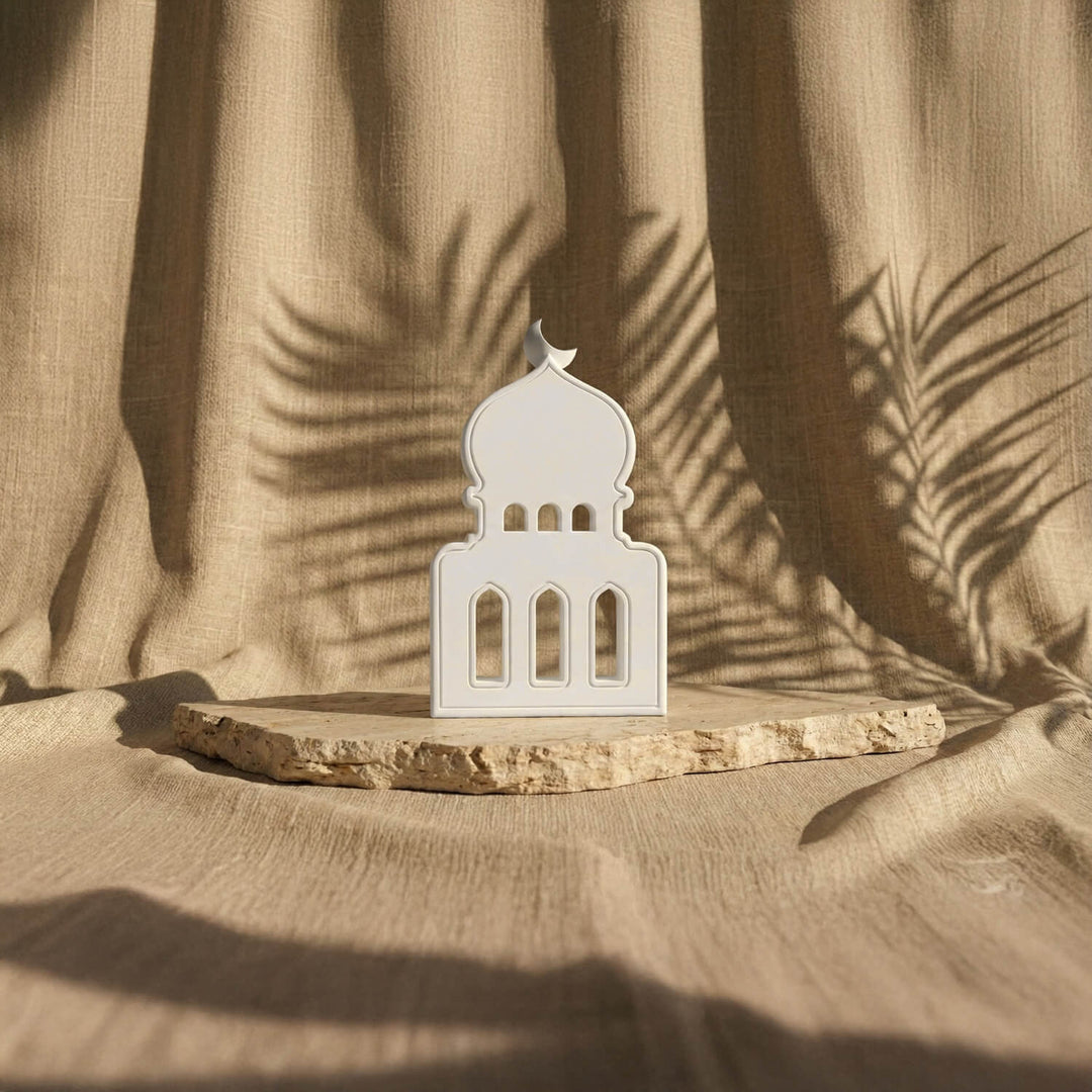 Beyaz taş tozundan modern cami biblo, taş zemin ve keten kumaş önünde karşıdan görünüm