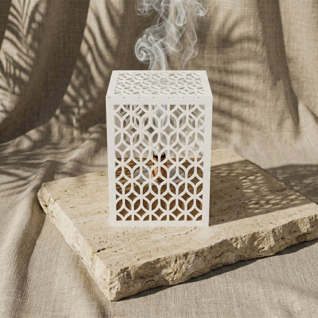 Ahşap Standlı Metal Tütsülük – Geometrik Motifli Minimalist Tasarım