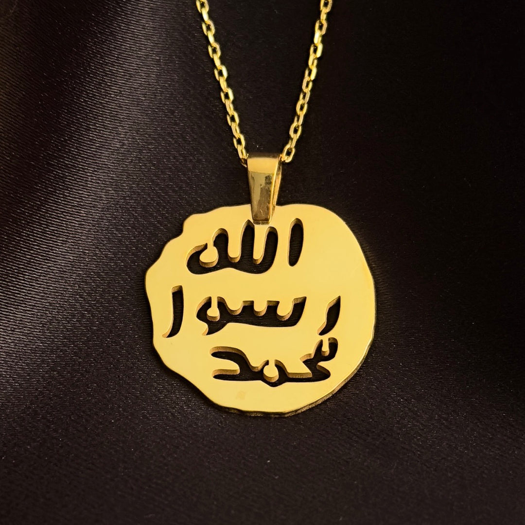 muhru serif tasarimiyla yuvarlak altin kaplama gumus kolye altin renginde