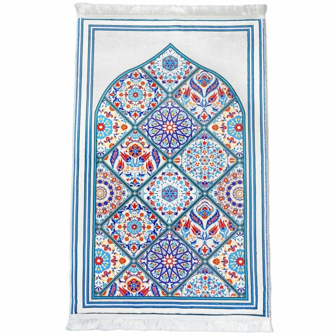Mavi yeşil mozaik desenli seccade, mihrap kemeri ve çini görünümlü paneller, üstten görünüm