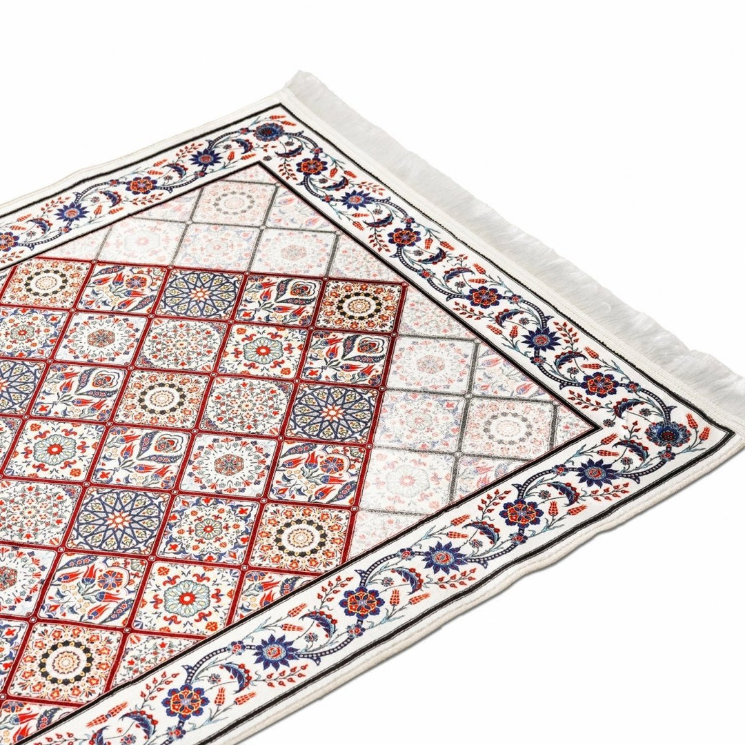 Kırmızı mavi geometrik desenli seccadenin çiçekli bordürlü köşesi, açılı görünüm
