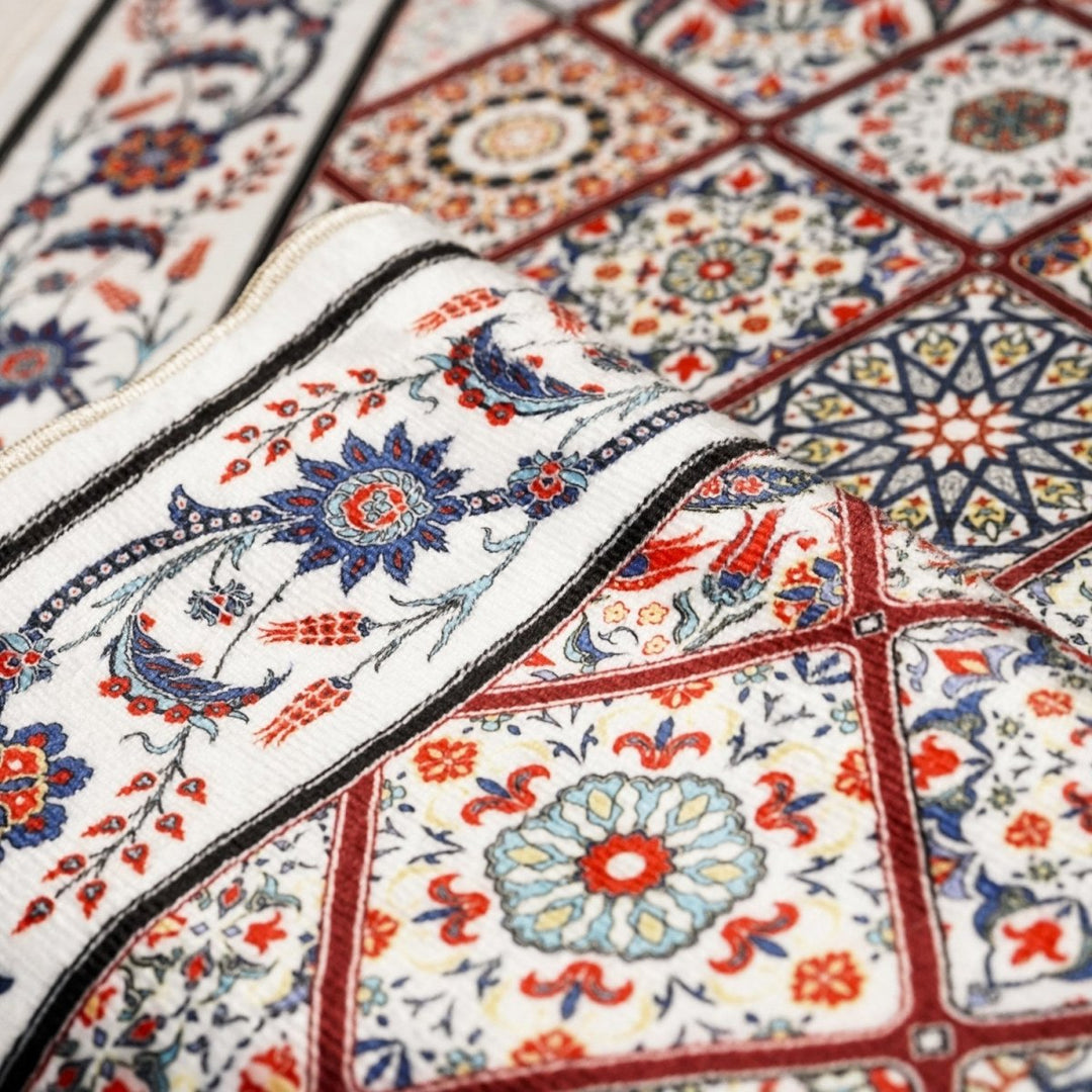 Kırmızı mavi geometrik desenli seccadenin katlanmış kenarıyla yakın çekim