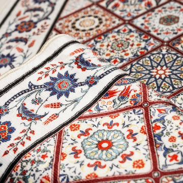 Kırmızı mavi geometrik desenli seccadenin katlanmış kenarıyla yakın çekim