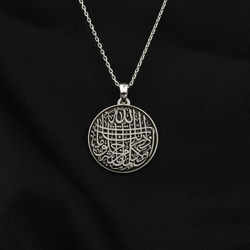 Nazar duası yuvarlak kolye, Gümüş renk seçeneği siyah kumaşta, Arapça hat işlemeli