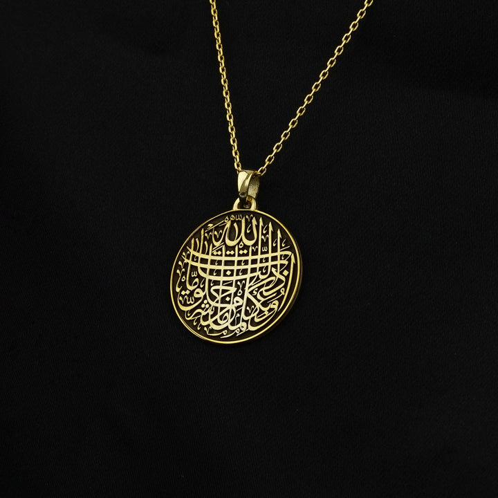 nazar duasi arapca hat ile yazili yuvarlak altin kaplama gumus kolye islamicwallarttr