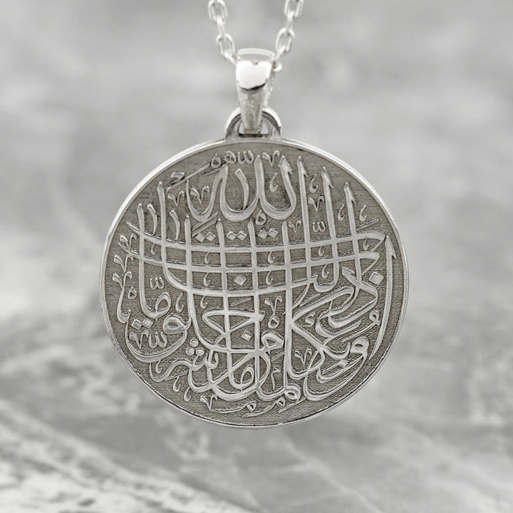 nazar duasi arapca hat yazili yuvarlak gumus kolye islamicwallarttr