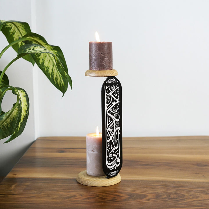 yan acidan gorulen uv baski ile rahman suresi 13 ayet yazili siyah metal mumlugun iki ahsap standinda yanan mumlar gorunuyor islamicwallarttr