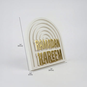 Altın yaldızlı Ramazan Kerim taş dekorun ölçüleri: 20 cm genişlik, 20 cm yükseklik, 2 cm kalınlık