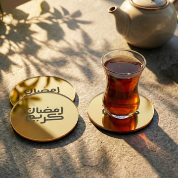 Yuvarlak Kufi Hat Ramazan Kerim yazılı altın akrilik bardak altlıkları, çay bardağıyla