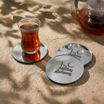 Fatimi Kufi Hat Ramazan Kerim yazılı gümüş ayna akrilik bardak altlıkları ve çay bardağı