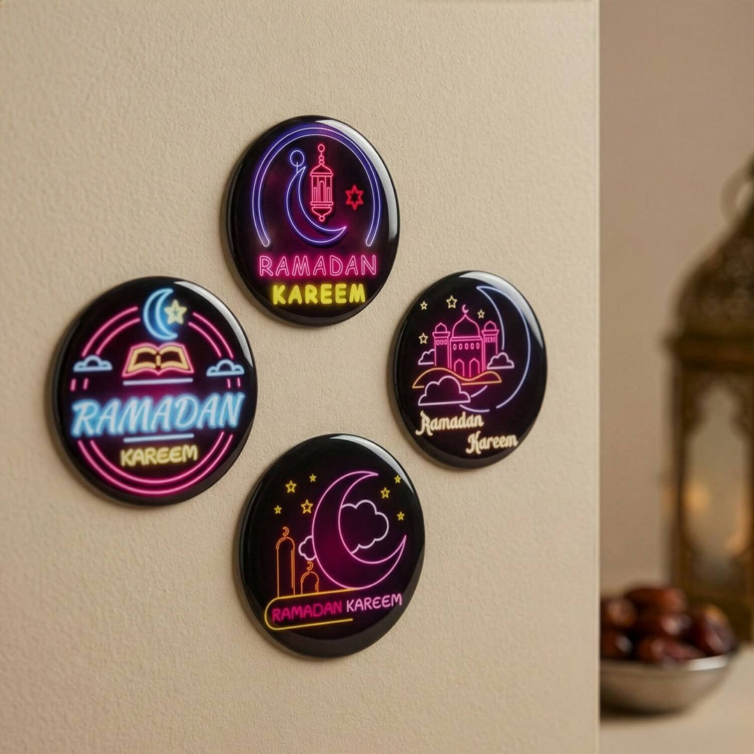 Ramazan 3D epoksi sticker, neon hilal ve cami desenli dört etiket krem duvarda