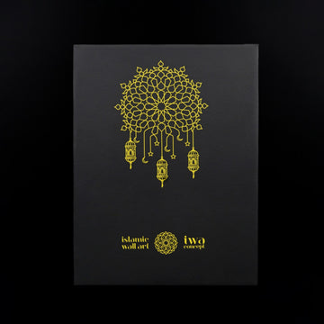 Ramazan hediye setinin siyah kapalı kutusu, üzerinde altın renkli fener deseni
