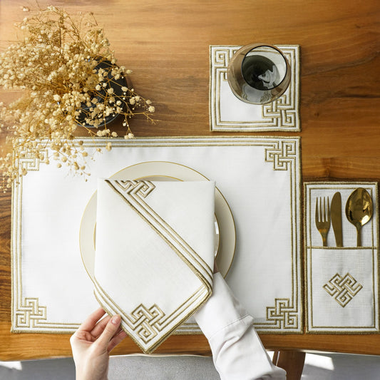 Ramazan iftar seti, altın geometrik nakışlı amerikan servis, peçete, bardak altlığı ve çatal bıçak kesesi üstten