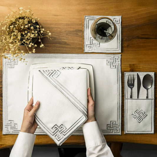 Ramazan iftar seti, gümüş geometrik nakışlı amerikan servis, peçete, bardak altlığı ve çatal bıçak kesesi üstten