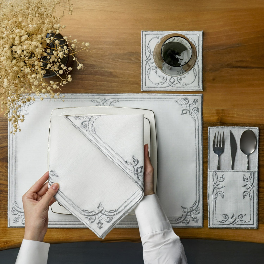 Ramazan iftar seti, gümüş nakışlı amerikan servis, peçete, bardak altlığı ve çatal bıçak kılıfı, üstten görünüm