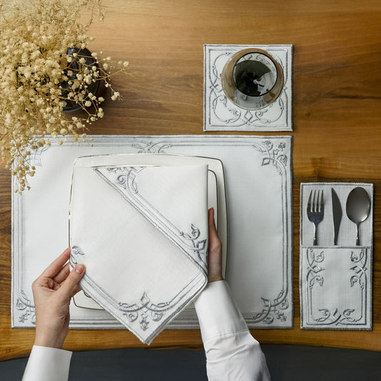 Ramazan iftar seti, gümüş nakışlı amerikan servis, peçete, bardak altlığı ve çatal bıçak kılıfı, üstten görünüm