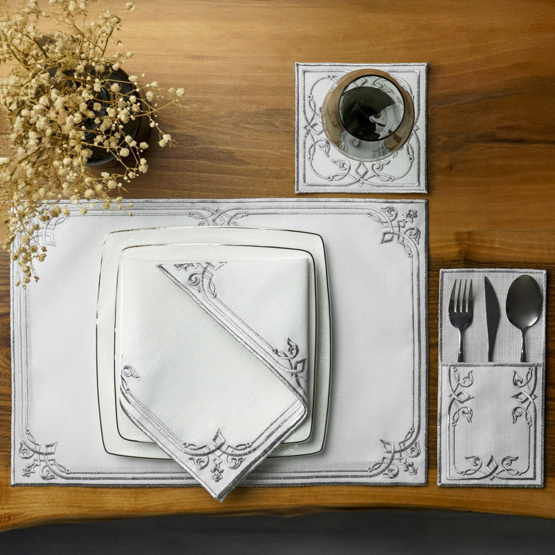 Gümüş nakışlı iftar seti, kare tabak, peçete, kese ve bardak altlığıyla üstten
