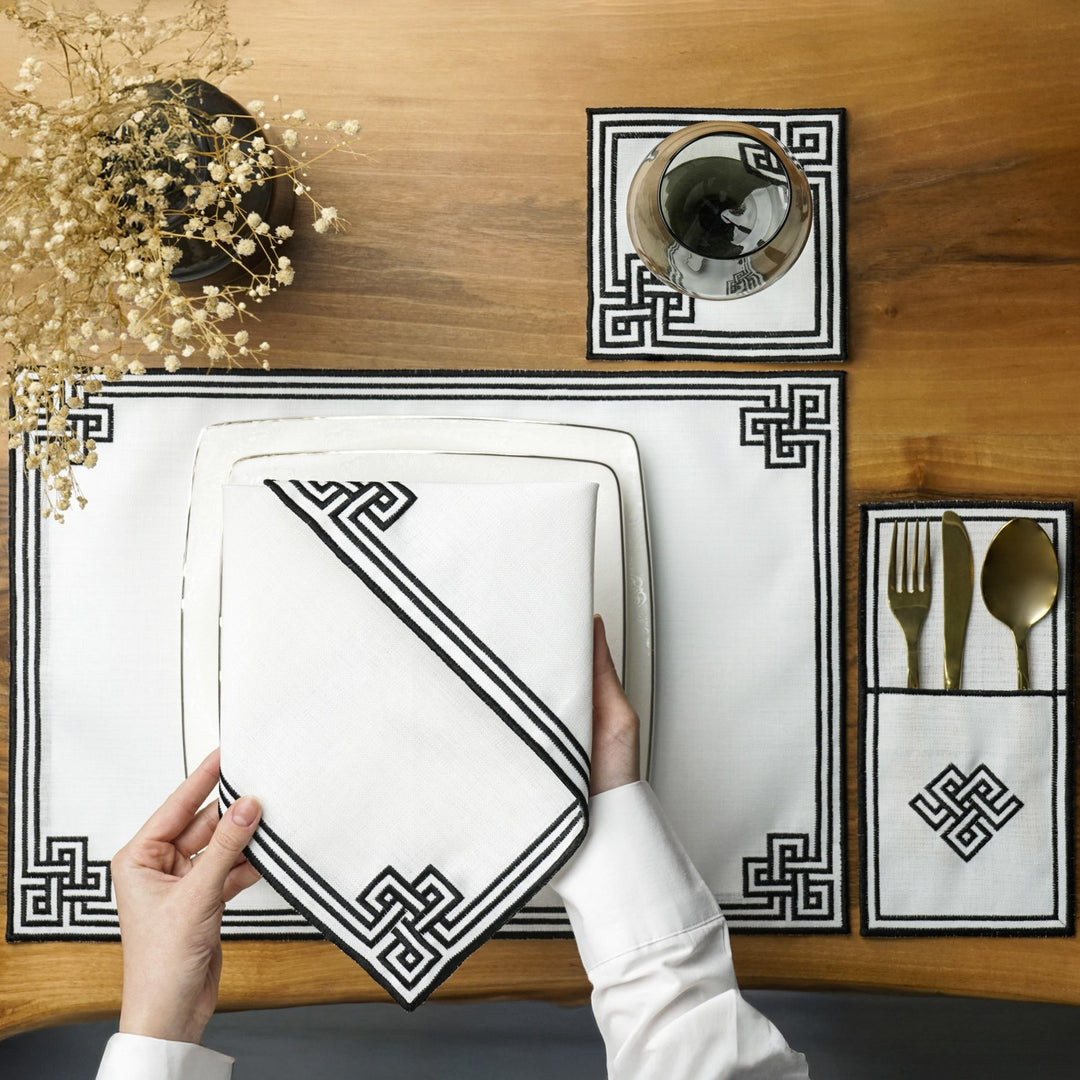 Ramazan iftar seti, siyah geometrik nakışlı amerikan servis, peçete, bardak altlığı ve çatal bıçak kesesi üstten